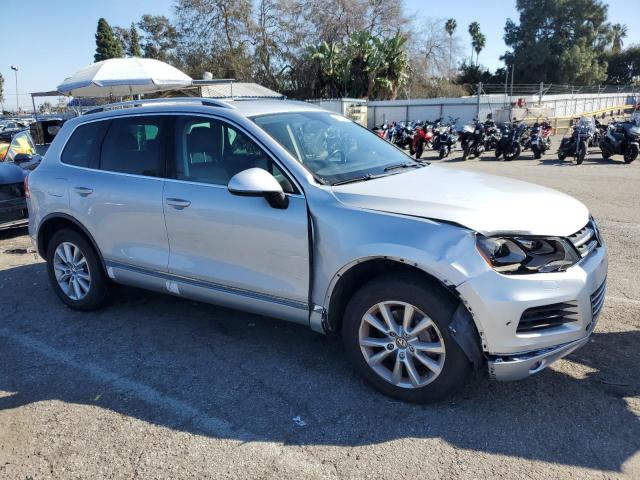 WVGEF9BP5ED005449 - 2014 VOLKSWAGEN TOUAREG V6 SILVER photo 4