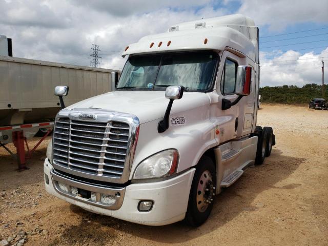 1FUJGLD55GLHT1261 - 2016 FREIGHTLINER CASCADIA 1 WHITE photo 2