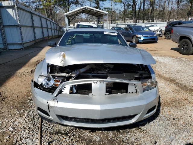 1ZVBP8AN7A5157359 - 2010 FORD MUSTANG SILVER photo 5