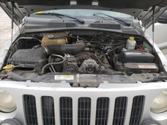 1J4GL38K85W723655 - 2005 JEEP LIBERTY RENEGADE SILVER photo 12