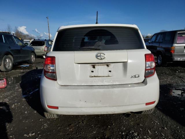 JTKKU4B4XAJ056410 - 2010 TOYOTA SCION XD WHITE photo 6