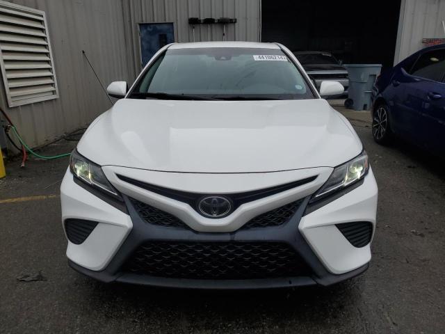 4T1B11HK7JU112995 - 2018 TOYOTA CAMRY L WHITE photo 5