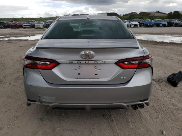 4T1G11AK9MU611530 - 2021 TOYOTA CAMRY SE SILVER photo 6