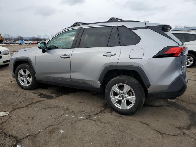 2T3P1RFV0MC250571 - 2021 TOYOTA RAV4 XLE SILVER photo 2