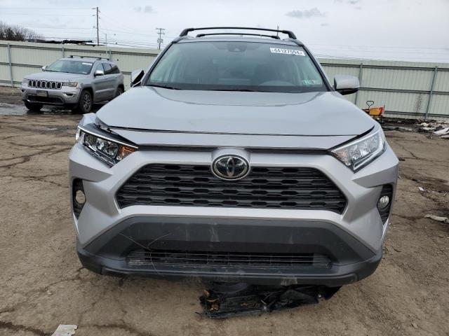 2T3P1RFV0MC250571 - 2021 TOYOTA RAV4 XLE SILVER photo 5