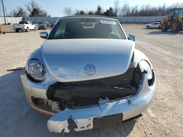 3VW5P7ATXDM828589 - 2013 VOLKSWAGEN BEETLE SILVER photo 5