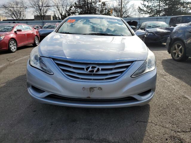 5NPEB4AC5BH200457 - 2011 HYUNDAI SONATA GLS SILVER photo 5