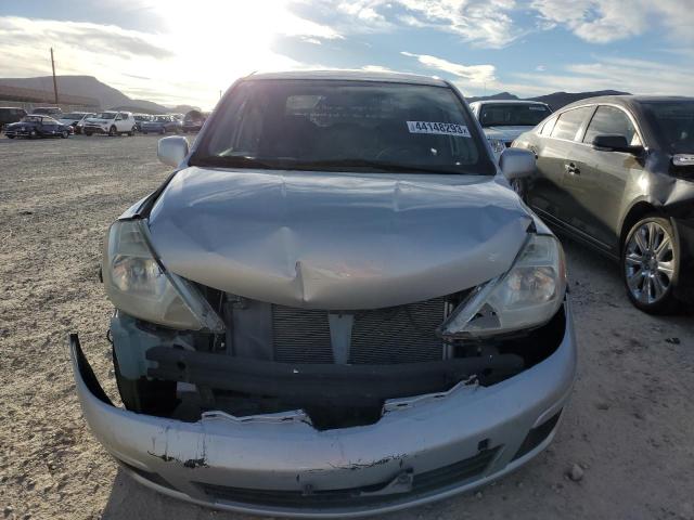 3N1BC11E09L386146 - 2009 NISSAN VERSA S SILVER photo 5