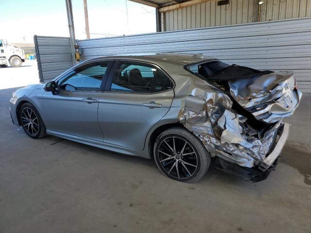 4T1G11AKXPU806900 - 2023 TOYOTA CAMRY SE NIGHT SHADE SILVER photo 2