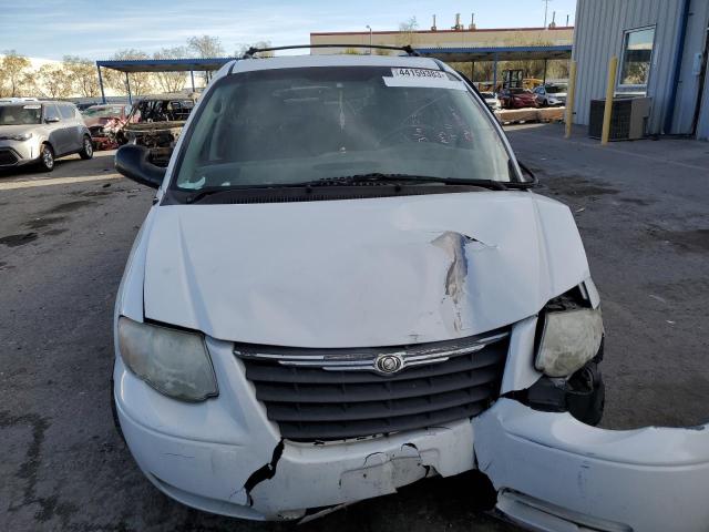 2C4GP44R65R306840 - 2005 CHRYSLER TOWN & COU LX WHITE photo 5