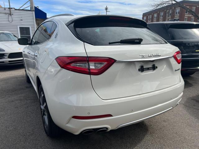 ZN661XUL4HX241825 - 2017 MASERATI LEVANTE LUXURY WHITE photo 3