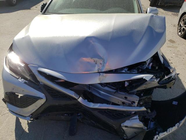 4T1G11AK9PU770567 - 2023 TOYOTA CAMRY SE NIGHT SHADE SILVER photo 11