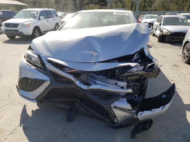 4T1G11AK9PU770567 - 2023 TOYOTA CAMRY SE NIGHT SHADE SILVER photo 5