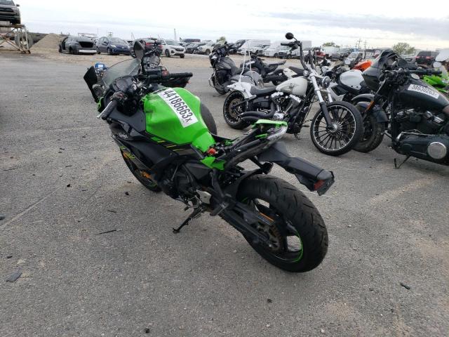 JKAEXEK12JDA12453 - 2018 KAWASAKI EX650 F GREEN photo 3