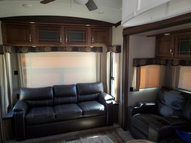 4YDF31629H4703114 - 2017 KEYSTONE MONTANA TWO TONE photo 5