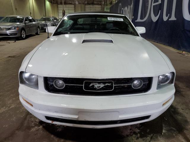 1ZVHT84N595127838 - 2009 FORD MUSTANG WHITE photo 5