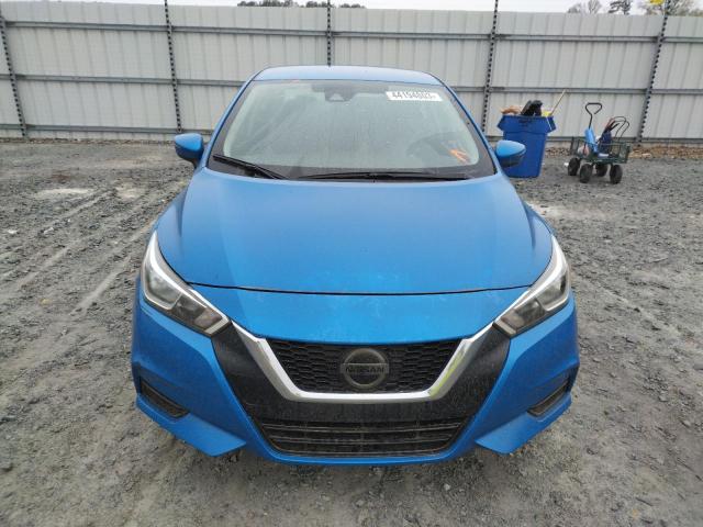 3N1CN8EVXLL877669 - 2020 NISSAN VERSA SV BLUE photo 5