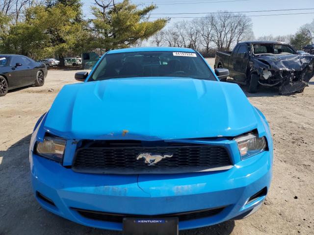 1ZVBP8AN0A5120542 - 2010 FORD MUSTANG BLUE photo 5