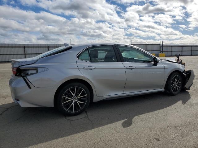 4T1G11AK2RU853387 - 2024 TOYOTA CAMRY SE NIGHT SHADE SILVER photo 3