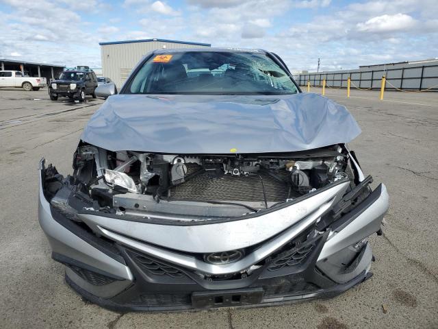 4T1G11AK2RU853387 - 2024 TOYOTA CAMRY SE NIGHT SHADE SILVER photo 5