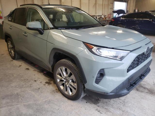 2T3A1RFV3MW227886 - 2021 TOYOTA RAV4 XLE PREMIUM GRAY photo 4