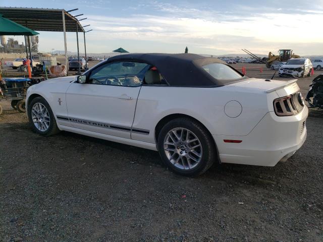 1ZVBP8EM8D5232480 - 2013 FORD MUSTANG WHITE photo 2