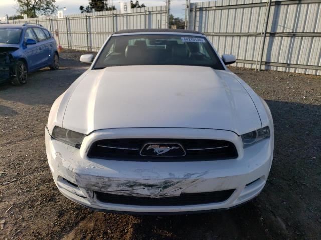 1ZVBP8EM8D5232480 - 2013 FORD MUSTANG WHITE photo 5