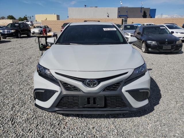 4T1G11AK3PU117491 - 2023 TOYOTA CAMRY SE NIGHT SHADE WHITE photo 5