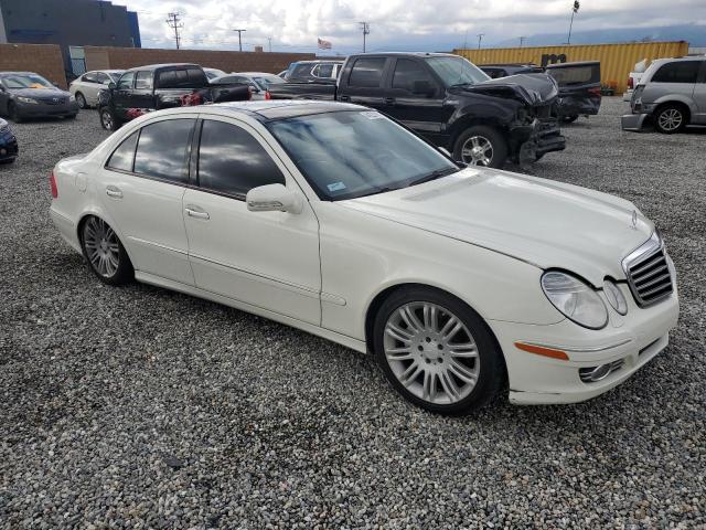 WDBUF72XX8B251853 - 2008 MERCEDES-BENZ E 550 WHITE photo 4