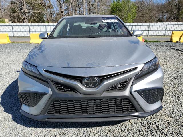 4T1G11AK8PU739486 - 2023 TOYOTA CAMRY SE NIGHT SHADE SILVER photo 5