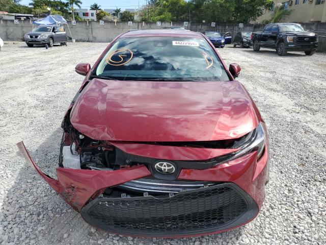 5YFEPMAE9NP370654 - 2022 TOYOTA COROLLA LE RED photo 5