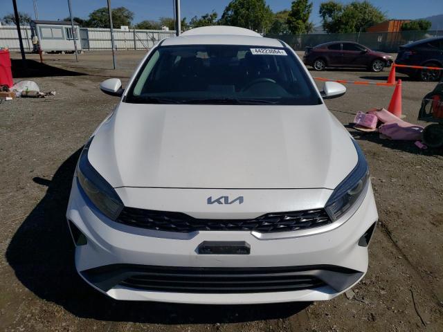 3KPF24AD8PE538086 - 2023 KIA FORTE LX WHITE photo 5