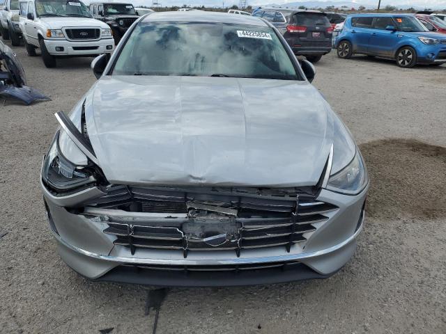 5NPEG4JA1NH138284 - 2022 HYUNDAI SONATA SE SILVER photo 5