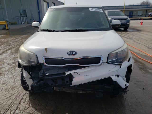 KNDJN2A20G7368309 - 2016 KIA SOUL WHITE photo 5