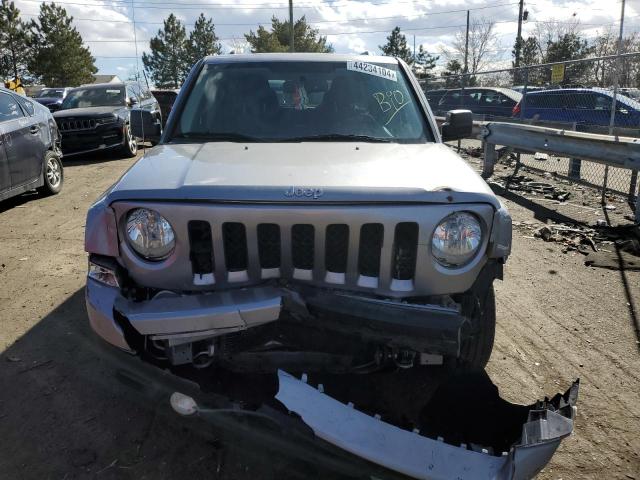 1C4NJRFB4GD702373 - 2016 JEEP PATRIOT LATITUDE SILVER photo 5