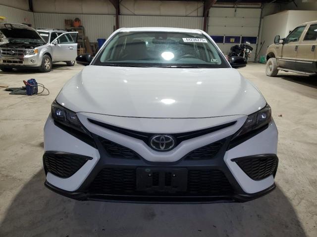 4T1T11BK4PU106156 - 2023 TOYOTA CAMRY SE NIGHT SHADE WHITE photo 5