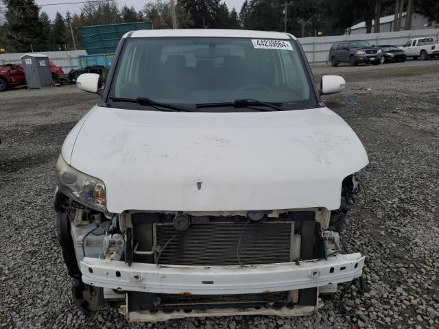 JTLKE50E091078373 - 2009 TOYOTA SCION XB WHITE photo 5