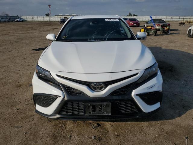 4T1T11BK2MU023272 - 2021 TOYOTA CAMRY SE WHITE photo 5