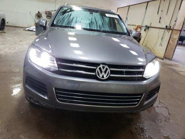 WVGFF9BP3CD004009 - 2012 VOLKSWAGEN TOUAREG V6 GRAY photo 5