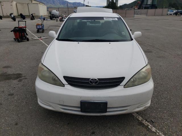 JTDBE32K720012269 - 2002 TOYOTA CAMRY LE WHITE photo 5