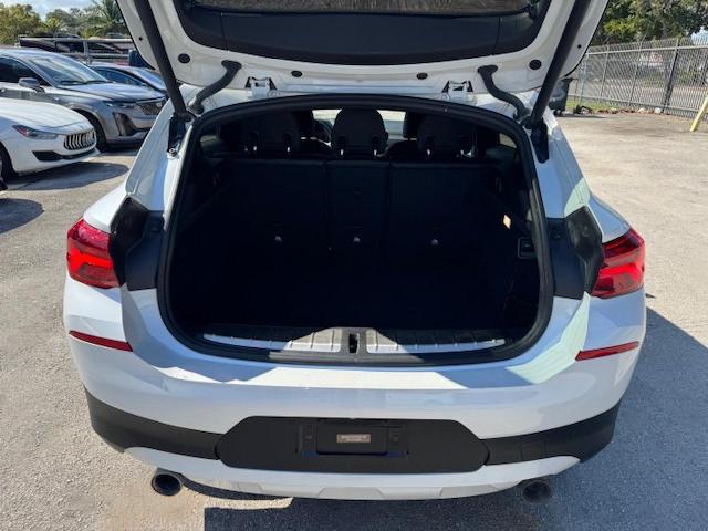 WBXYJ5C38JEF74486 - 2018 BMW X2 XDRIVE28I WHITE photo 11