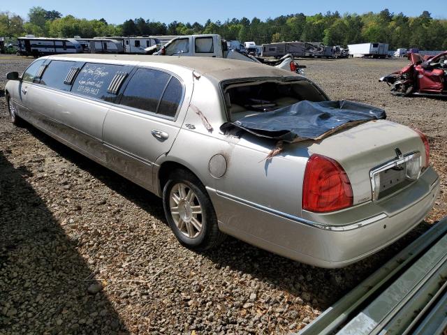 2L1FL8JW5BX765659 - 2011 LINCOLN TOWN CAR EXECUTIVE SILVER photo 2