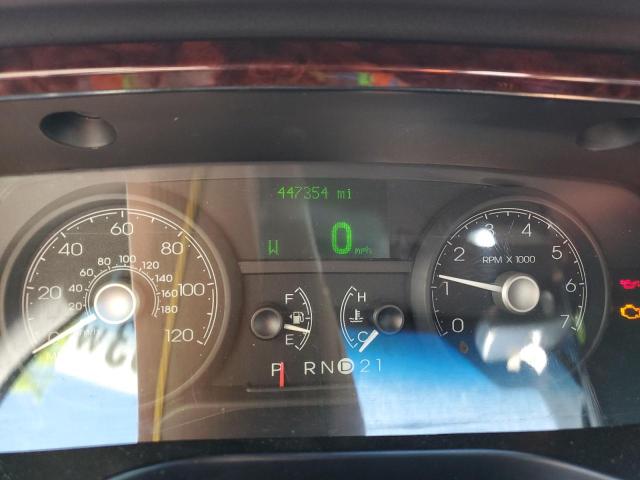 2L1FL8JW5BX765659 - 2011 LINCOLN TOWN CAR EXECUTIVE SILVER photo 9