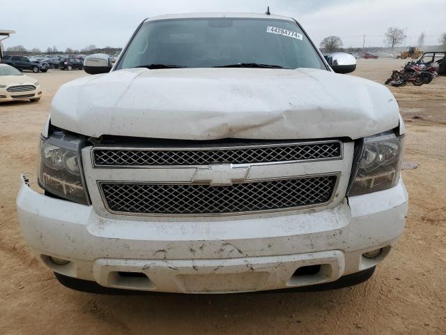 1GNSCKE04DR369201 - 2013 CHEVROLET SUBURBAN C1500 LTZ WHITE photo 5