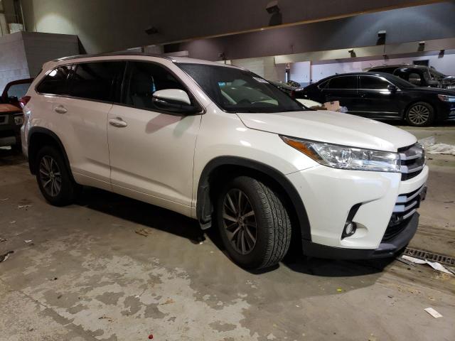 5TDJZRFH4JS831995 - 2018 TOYOTA HIGHLANDER SE WHITE photo 4