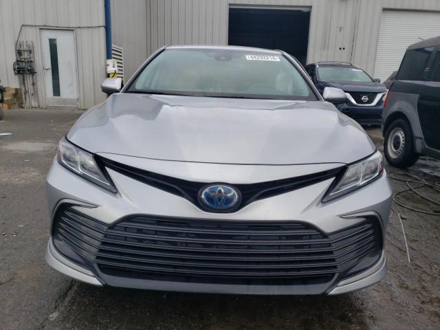 4T1C31AKXMU563674 - 2021 TOYOTA CAMRY LE SILVER photo 5
