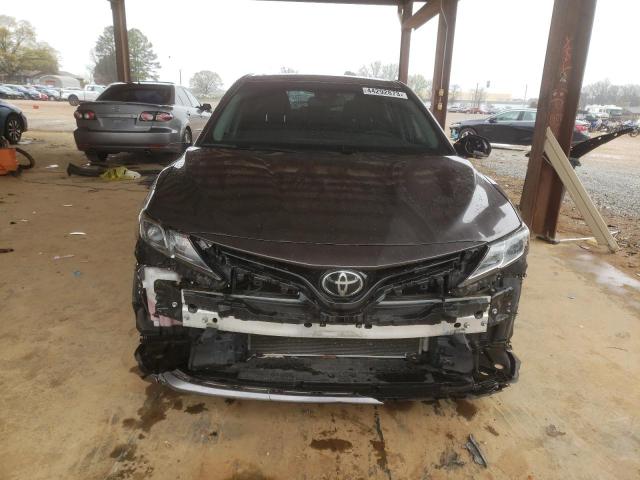 4T1B11HK4JU574026 - 2018 TOYOTA CAMRY L GRAY photo 5