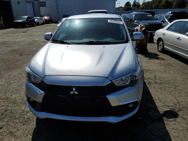 JA4AP3AU0HZ017109 - 2017 MITSUBISHI OUTLANDER ES SILVER photo 5