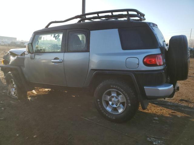 JTEBU4BF7AK075768 - 2010 TOYOTA FJ CRUISER SILVER photo 2