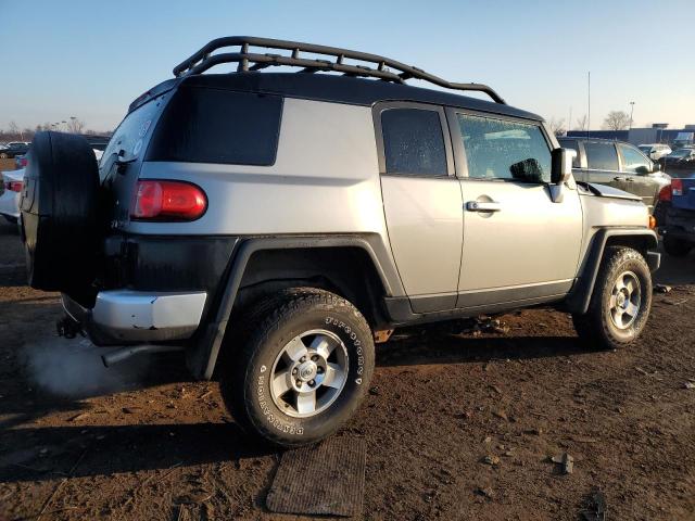 JTEBU4BF7AK075768 - 2010 TOYOTA FJ CRUISER SILVER photo 3